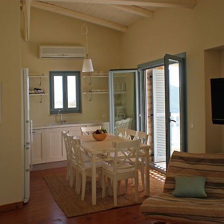Urania Luxury Villas Pondi Bagian luar foto