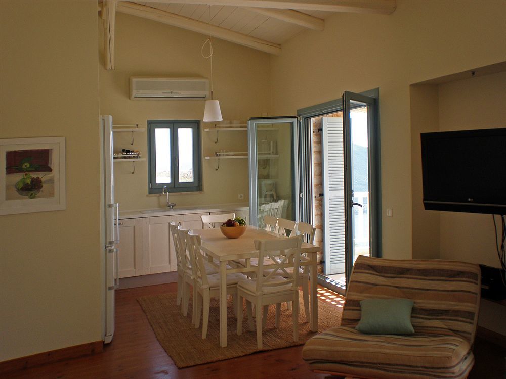 Urania Luxury Villas Pondi Bagian luar foto